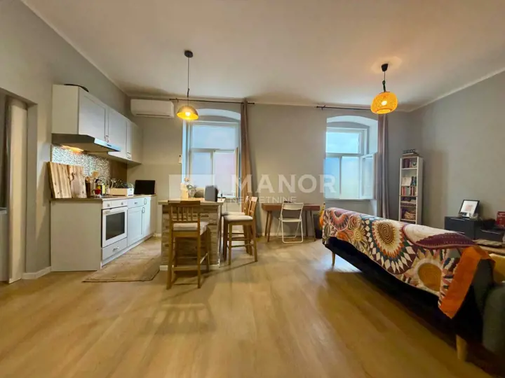 RIJEKA, CENTAR - Adaptiran stan površine 85 m2 podijeljen u 2 jedinice